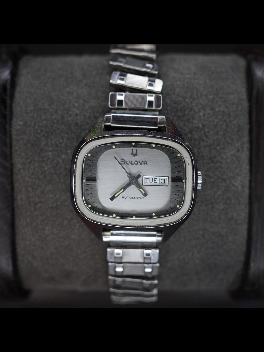 Vintage 1977 Bulova Automatic Day Date TV Dial Mens Watch Stainless Steel
